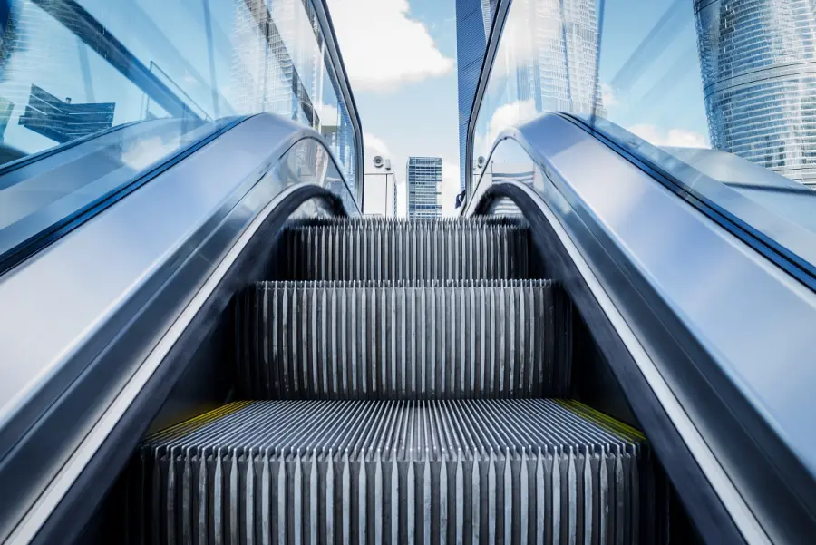 Tutto sulle scale mobili: meccanismo, storia e manutenzione di questi dispositivi